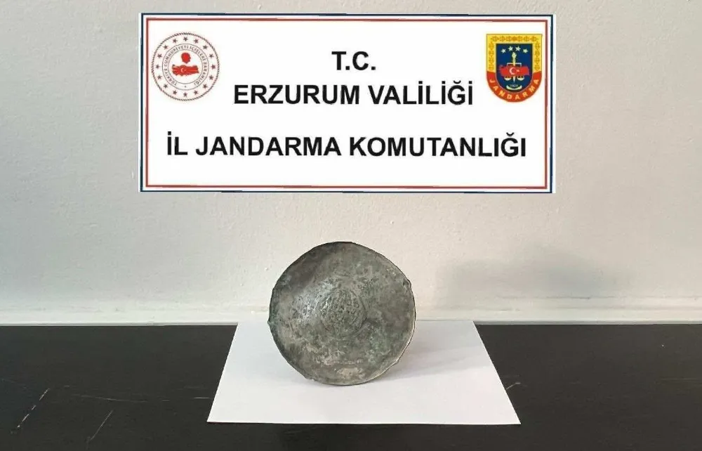 Erzurum’da Duyarlı Vatandaşlık Örneği: Tarihî Bronz Disk Jandarmaya Teslim Edildi